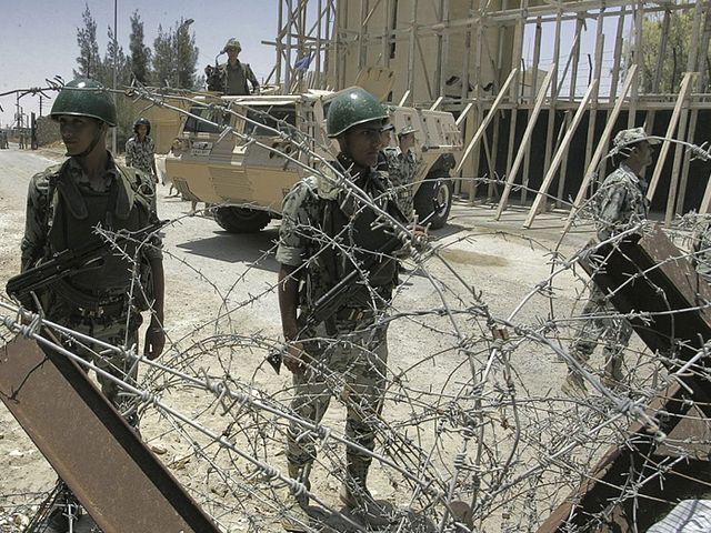 Египетские солдаты на КПП в Рафиахе