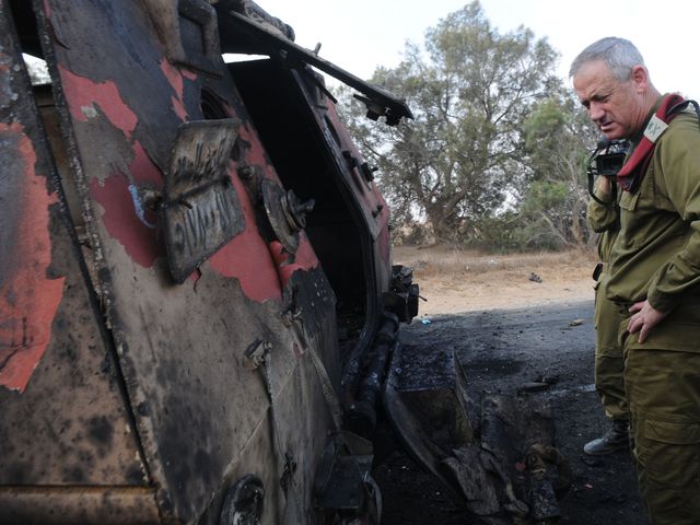 Начгенштаба ЦАХАЛ генерал Бени Ганц осматривает сгоревший БТР на египетской границе. 06.08.2012