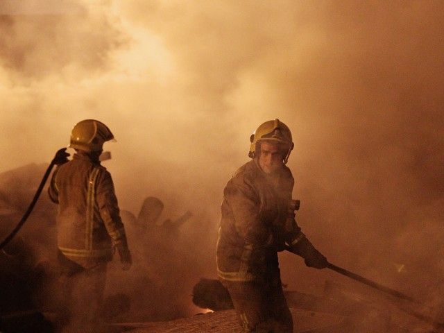 На тушение пожара в Лондоне брошены 40 пожарных расчетов