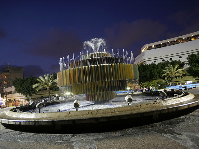 Фонтан в Тель-Авиве на площади Дизенгофа работы Яакова Агама