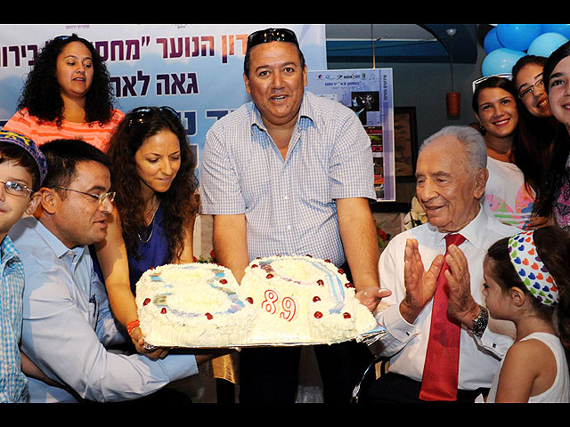 Йерухамские школьники испекли торт для президента Переса. ФОТО