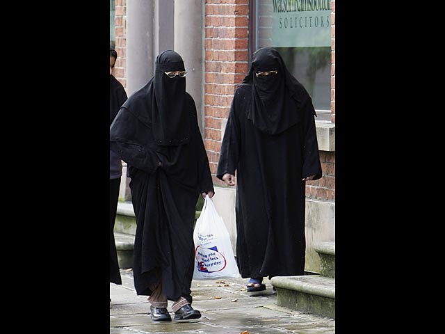 Пьяная полька напала на мусульманок в хиджабах и потребовала, чтобы те "убрались из Британии" 