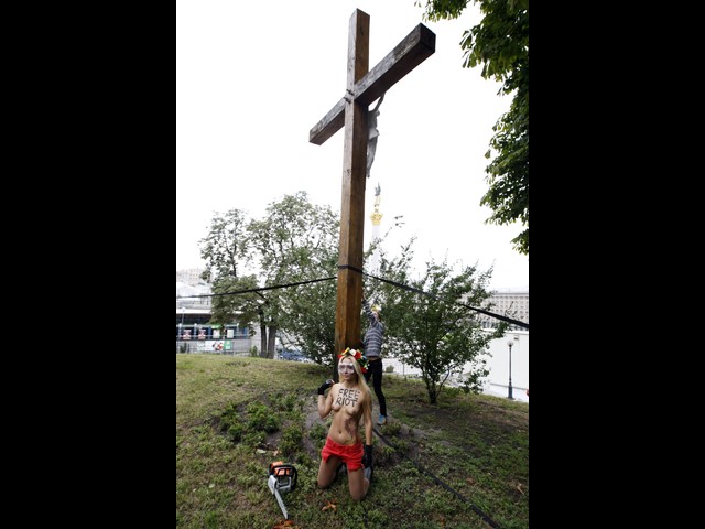 Активистки FEMEN спилили крест в поддержку Pussy Riot. Киев, 17.08.2012