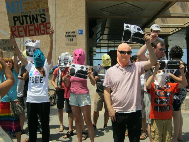 Некоторые участники надели трикотажные цветные маски, подобные тем, какие были на девушках во время скандальной акции в Храме Христа Спасителя. 