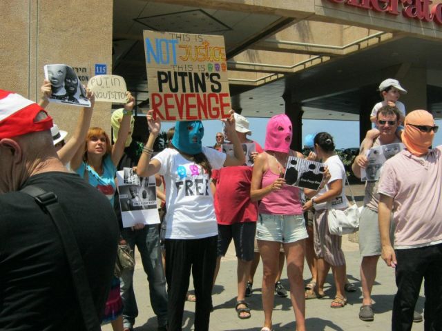 В Тель-Авиве прошла акция в поддержку Pussy Riot.