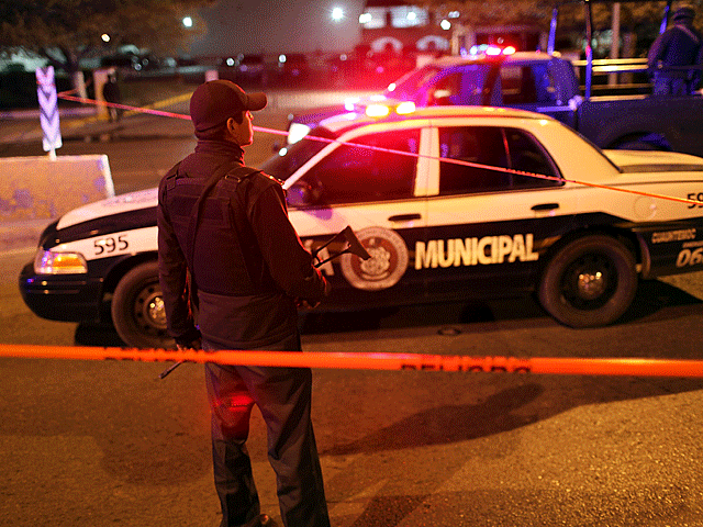Мексиканские полицейские по ошибке обстреляли автомобиль посольства США: 2 раненых
