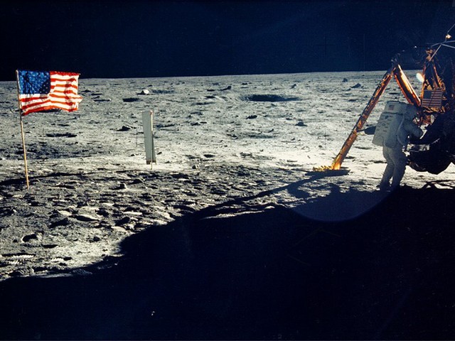 20 июля 1969 года на глазах у миллионов телезрителей, наблюдавших высадку на Луну в прямом эфире, Нил Армстронг стал первым человеком, ступившим на ее поверхность