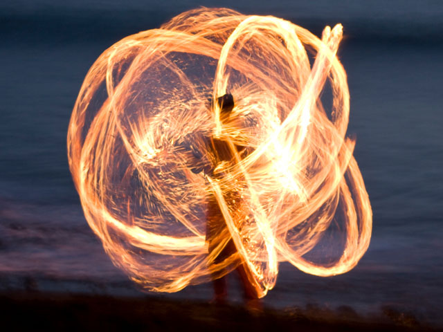 Уайт Бич (Белый Пляж) на острове Боракай (Филиппины) знаменит своими ночными огненными шоу и фейерверками