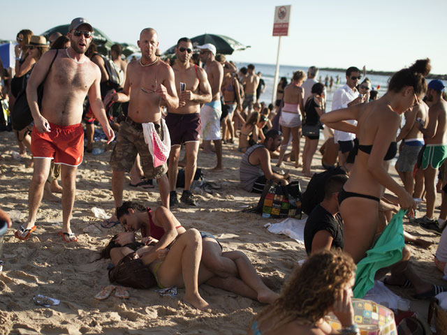 На пляже "Гордон" (Тель-Авив) после очередного "Парада гордости"