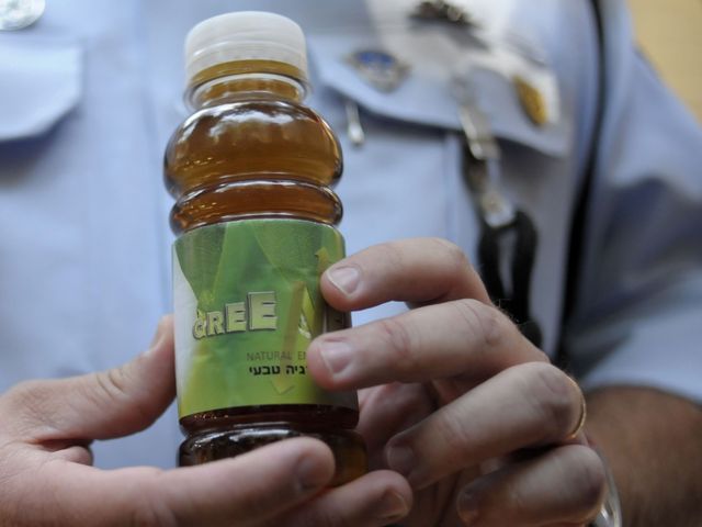 Полиция закрыла фабрику по производству наркотического напитка из "райского цветка"