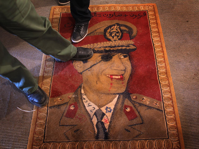 Портрет полковника Муаммара Каддафи под ногами его противников. 2011-й год