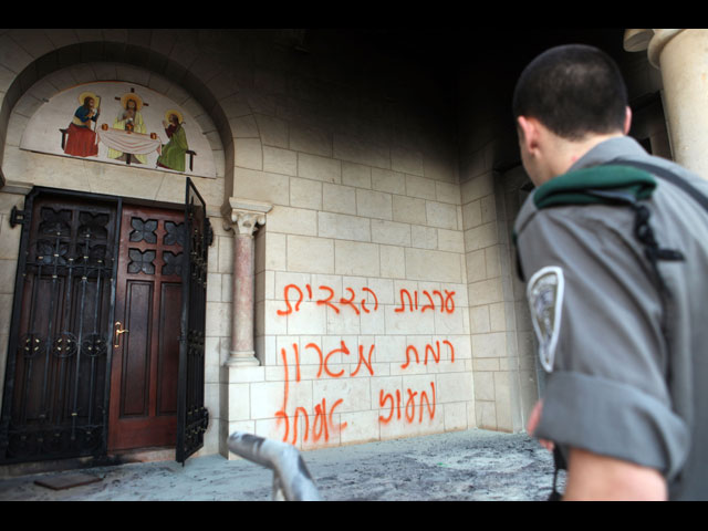 Вандалы исписали стены здания антихристианскими граффити и надписями в поддержку поселенческих форпостов