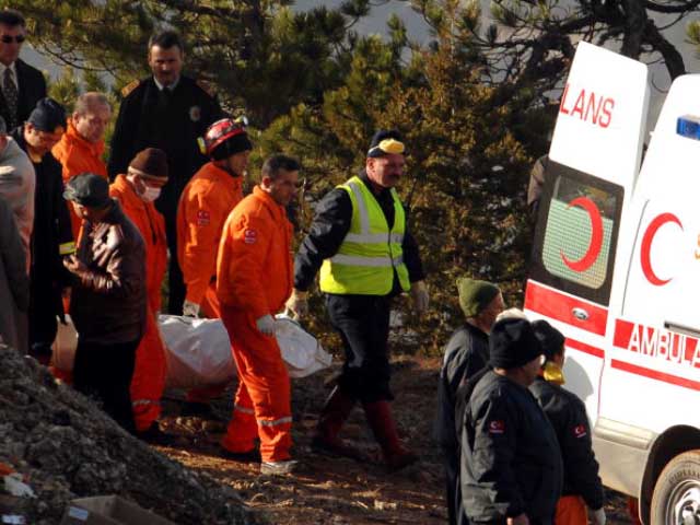 Пассажирский автобус рухнул в ущелье на юго-востоке Марокко: более 40 погибших