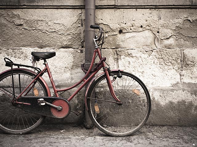 Мэрия Тель-Авива угрожает эвакуировать велосипеды за неправильную парковку