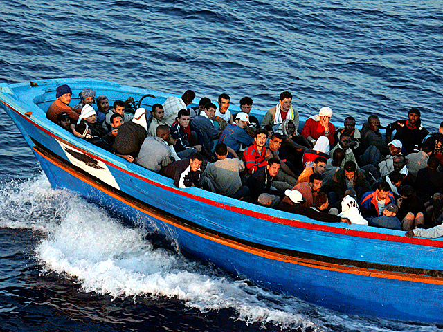 Судно, на котором находились более 100 беженцев, затонуло у побережья Турции (иллюстрация)