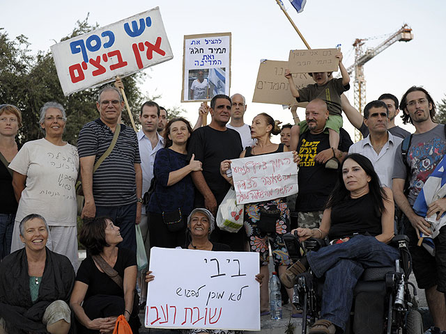 В Иерусалиме состоялась очередная демонстрация активистов социальных движений. На сей раз они собрались, чтобы выразить поддержку Тамиру Хаджаджу, который продолжает голодовку уже 24 дня, требуя встречи с премьер-министром Биньямином Нетаниягу