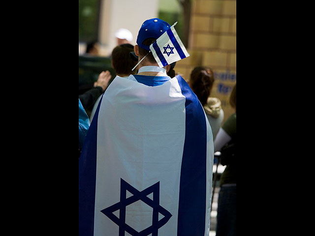 Еврея и его собаку с израильским флагом атаковали участники исламского митинга (иллюстрация)