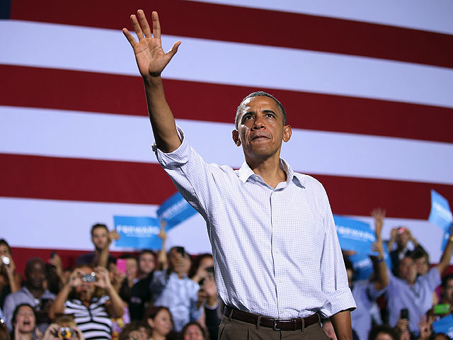 Опрос: Обама, "верный друг" и "желанный гость", опережает Ромни на 1%