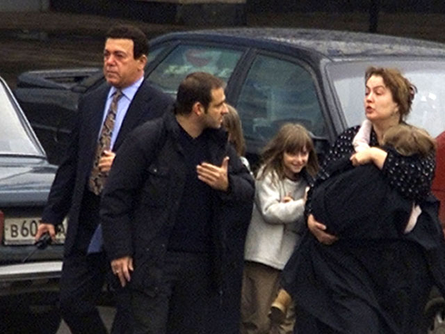 Иосиф Кобзон 24 октября 2002 года после переговоров с террористами, захватившими ДК на Дубровке, в результате которых были освобождены женщина и трое детей