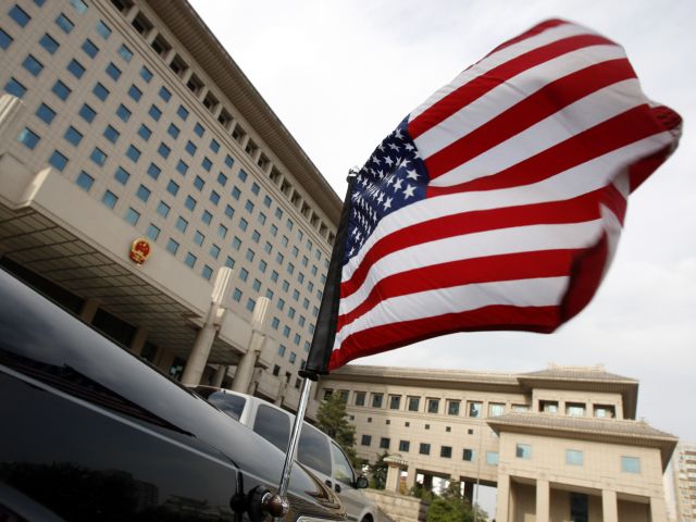 Египтяне сорвали американский флаг с посольства США в Каире