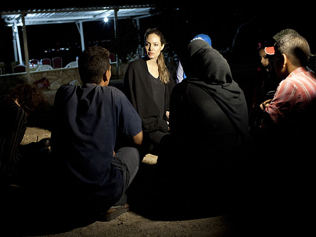 Анджелина Джоли навестила сирийских беженцев: "Ситуация ужасающая"