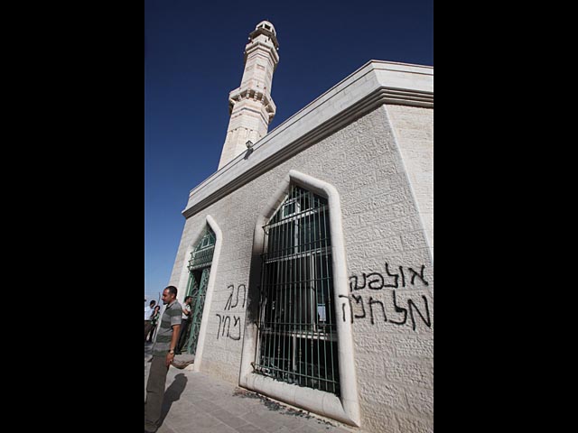 "Возмездие за Мигрон": правые активисты осквернили мечеть в Имрише