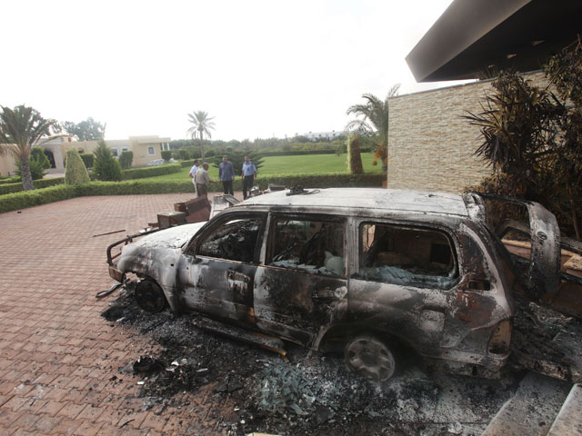 На территории консульства США в Бенгази после нападения. 12 сентября 2012 года