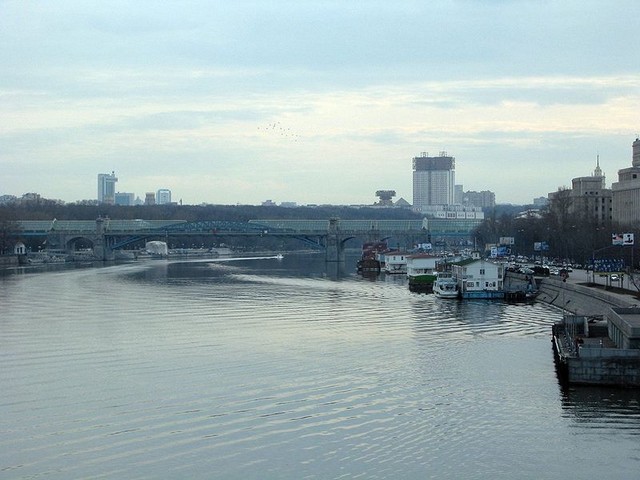 Пьяный мужчина бросился с моста в Москву-реку и проплыл несколько километров