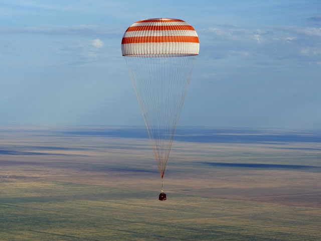 Трое членов экипажа МКС благополучно вернулись на Землю. Казахстан, 17 сентября 2012 года