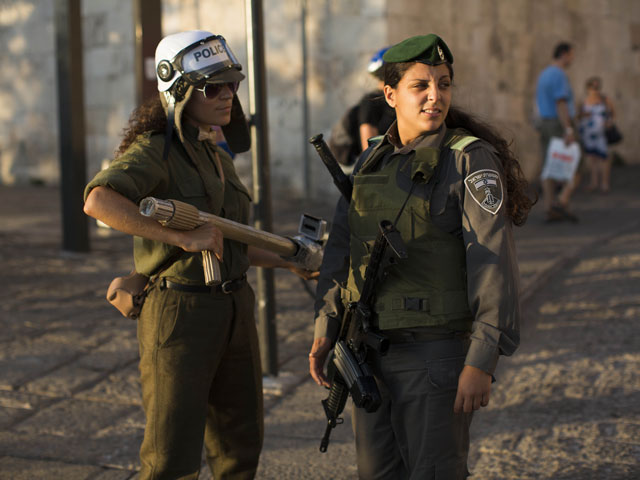 Участники акции не произносили никаких лозунгов. Они держали в руках игрушечные самодельные "гранатометы", изображая военнослужащих Армии обороны Израиля