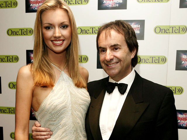 "Мисс Ирландия" Розанна Дэвисон с отцом, музыкантом Крисом де Бургом, после победы на конкурсе "Мисс Мира". Декабрь 2003 года