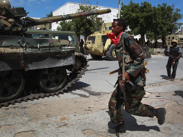 В результате двойного теракта в столице Сомали погибли 15 человек