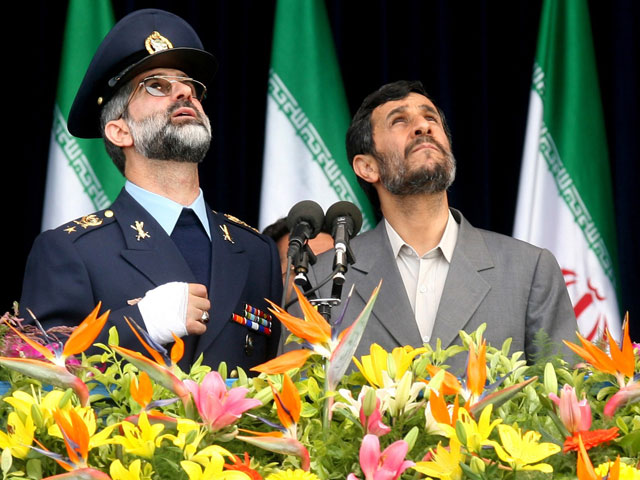 Махмуд Ахмадинеджад на военном параде в Тегеране в 2008-м году