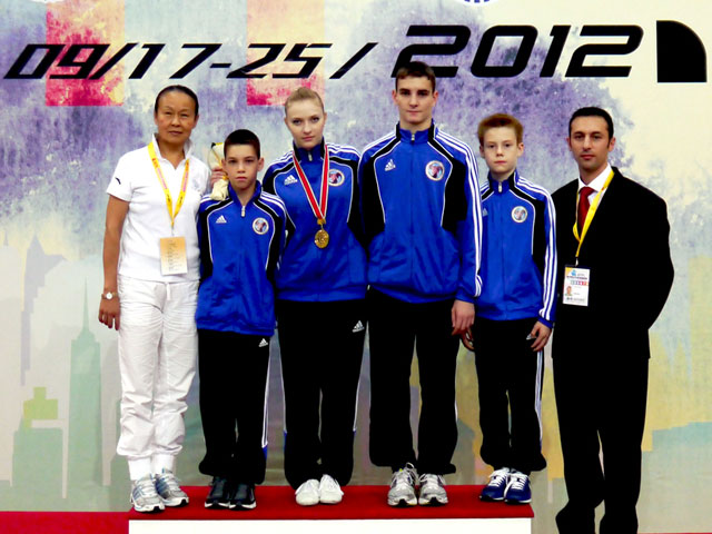 Слева направо: Рут Софер (Ли Рун Хуа), Шон Ковалев, чемпионка мира Анастасия Кирилюк, Дани Ковалев, Арье Шварц и судья Цви Звирин