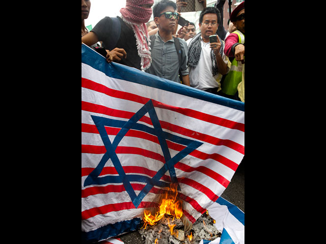 Сообщения о новых акциях протеста против фильма "Невинность ислама" поступают из Греции, Бангладеш, Ирана, Пакистана. Участники акций жгут флаги США, Франции и Израиля