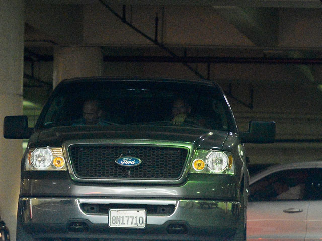 Во время вывоза создателя фильма "Невинность мусульман" из здания суда. Лос-Анджелес, 27 сентября 2012 года