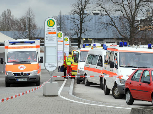 На юге Германии перевернулся автобус с детьми: 30 пострадавших