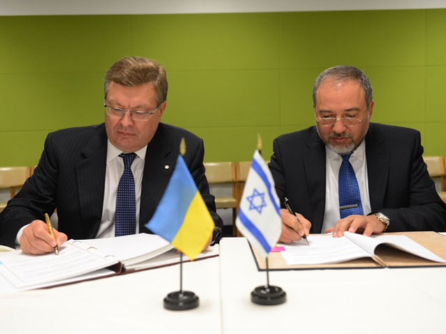 Министр иностранных дел Авигдор Либерман встретился с главой МИДа Украины Константином Грищенко и подписал соглашение о пенсиях для выходцев из этой страны, репатриировавшихся в Израиль