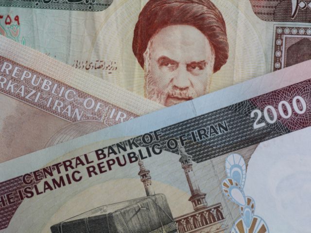 Курс иранского риала рухнул на 13% за один день