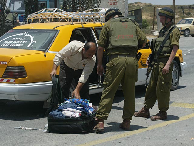 Палестинское такси протаранило армейский автомобиль и скрылось с места происшествия
