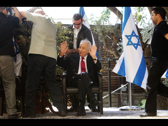 Во время церемонии в резиденции Переса. Иерусалим, 3 октября 2012 года