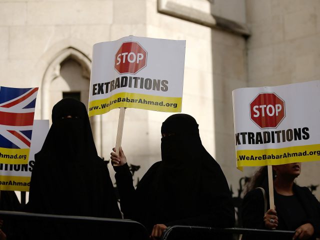 Британские мусульмане протестуют против депортации исламистов у здания Высокого суда в Лондоне