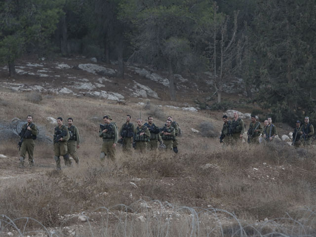 Участники поисковой операции в районе падения вражеского БПЛА. Негев, 6 октября 2012 года