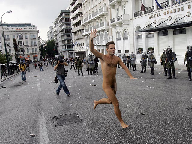 Афины встретили Меркель митингами и голым протестом