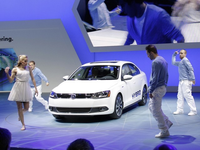 Серийная версия Volkswagen Jetta Hybrid была представлена в январе 2012 года на Североамериканском Международном автосалоне в Детройте
