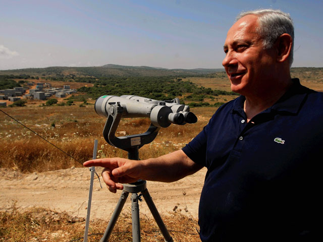 Биньямин Нетаниягу около военной базы на севере Израиля