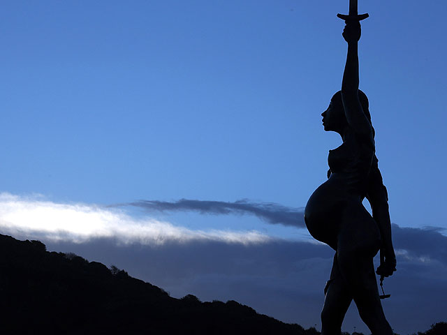 Приманка для туристов &#8211; огромная статуя беременной женщины с содранной кожей