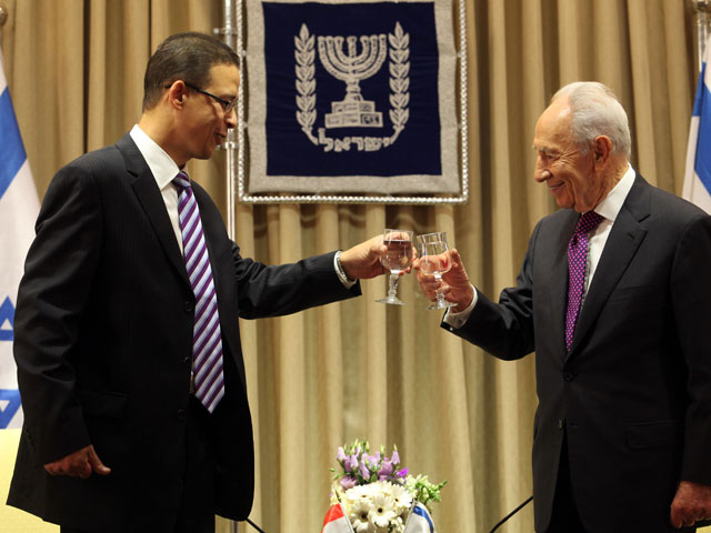 Новый посол Египта Атеф Мухаммад Салем Саид аль-Ахл и президент Израиля Шимон Перес