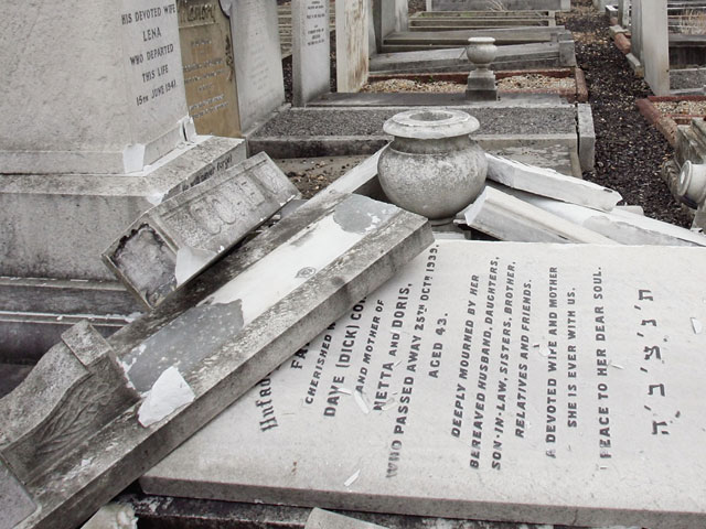 Осквернено кладбище в Окленде: свастики на еврейских могилах
