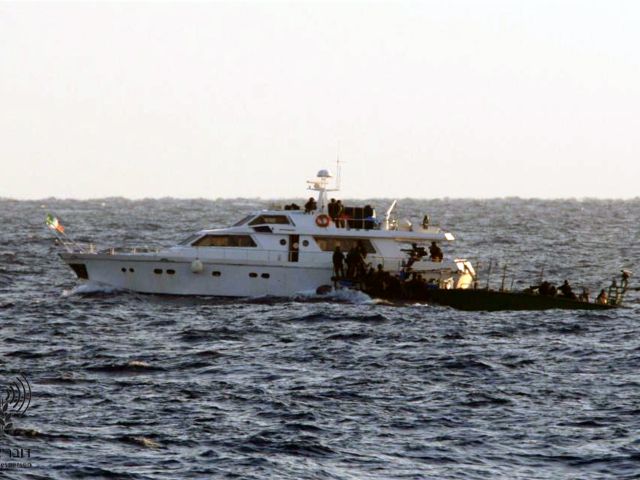Военные катера ЦАХАЛа окружили "прорывающее блокаду" судно Estelle